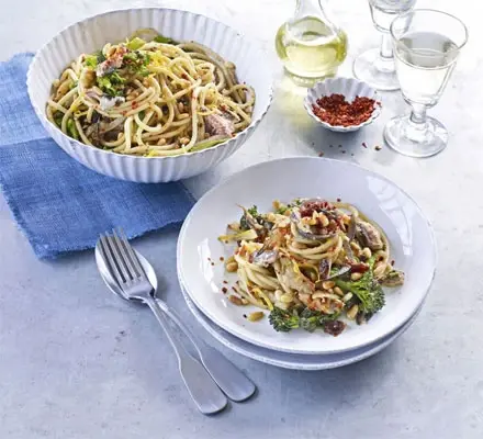 Pasta with pine nuts, broccoli, sardines and fennel